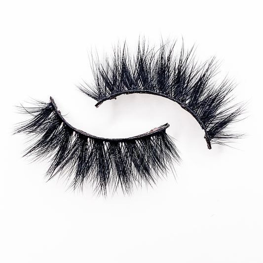 Phoebe – Soft 3D Mink Lash Strip with Balanced Volume & Natural Glam